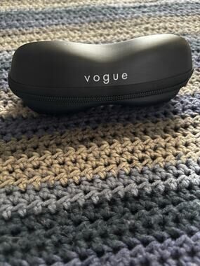 Vogue structured sunglasses case